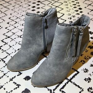 Journey Collection Women’s Vally Inside Zip Stacked Heel Booties, Size 6.5 - EUC